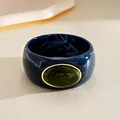 Dettaglio di un bracciale retrò in acrilico marmorizzato blu con pietra verde ovale - Deep Green Resin Inset Style