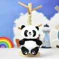 Vue détaillée d'un adorable porte-clés panda en peluche sur un support en bois déco - Panda (Fermoir Mousqueton Argent) / 15cm