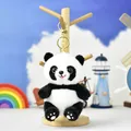 Gros plan d'un adorable porte-clés en peluche panda avec un anneau doré élégant - Panda (Fermoir Mousqueton Or) / 15cm
