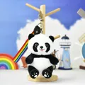 Gros plan d'un joli porte-clés panda en peluche avec sangle arc-en-ciel sur un support. - Panda (Corde Arc-en-ciel) / 15cm