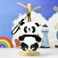 Adorable porte-clés panda en peluche sur support en bois avec décors colorés - Panda (Paracorde)