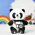 Détail d'une peluche panda mignonne portant un appareil photo miniature avec sangle - Panda (Chaîne à Billes + Appareil Photo)