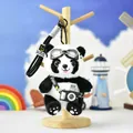 Vue détaillée d'un porte-clés panda en peluche avec lunettes de pilote et appareil photo jouet - Panda (Paracorde + Appareil Photo + Lunettes)