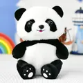 Vue détaillée d'une peluche de panda noir et blanc avec une fourrure douce et des yeux ronds - Figurine de panda
