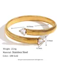 Nahaufnahme der Herz-Zirkonia-Fassungen und des 18K vergoldeten Armband-Struktur - Vintage Gestreiftes Spiralarmband / Gold