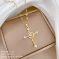 Dettaglio del ciondolo a croce dorata con zirconi e specifiche della catena da 40+5 cm - Croce d'Oro (A305)