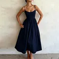 Vue détaillée de la robe midi bleu marine avec fines bretelles et jupe évasée à taille haute - 3XL / Bleu marine