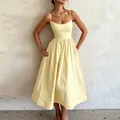 Détail d'une robe midi plissée jaune pâle à taille haute avec de fines bretelles - 3XL / Jaune