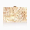 Elegante pochette da sera in acrilico perlato con trama marmorizzata e chiusura dorata - Bianco Sporco