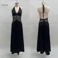 Details des rückenfreien Maxikleides in Schwarz mit Spitzeneinsatz und Neckholder-Design - S / Schwarz