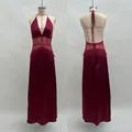 Detailansicht des weinroten Satin-Maxikleides mit rückenfreiem Spitzendesign und V-Ausschnitt - S / Burgunderrot