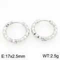 Orecchini a cerchio in acciaio inox argento con motivo a texture a rombi sfaccettati - Cerchio con Frammenti d'Argento a Rombi (KE122769-GC)