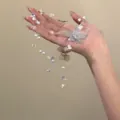 Détail d'un collier multicouche de style féerique avec des fleurs et des perles. - Style Fleur de Papillon Superposé / Couleurs Mélangées (Blanc/Bleu/Rose)