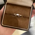 Detailansicht eines minimalistischen Silberrings mit Markise-Zirkonia in einer braunen Box. - Einstellbar Offen / Silber