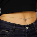 Close-up detail van een gotische doornhart-tailleketting op de taille van een model - 1906
