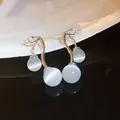 Detail van elegante kersenoorbellen met kattenoogstenen en sprankelende zirkonen - Kattenoogsteen Gestroomlijnde Hanger (45#)