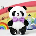 Close-up van een schattige pluche panda met een paarse vlinderdas - Paars Strik Stijl / 27cm