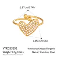 Makroaufnahme Goldener Herzring mit Zirkonia-Besatz und gedrehtem Seilring-Detail - Herz Offener Ring (YYR023191)