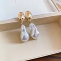 Close-up of French retro baroque pearl drop earrings with hammered gold studs in a jewelry box - Small Style (HE33517) / Gold with White
