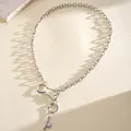 Detailweergave van zilveren retro sleutelhanger ketting met dikke metalen schakels. - Skeletsleutel Ketting / Zilver
