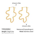 Wavy stainless steel hoop earrings size guide 4.5cm by 3.4cm hypoallergenic detail - Wave Line Style (YYE026062) / Gold