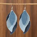 Pendientes bohemios de mezclilla con forma de hoja de arce en una rama de madera - Estilo Efecto Denim Superpuesto Azul (0275)