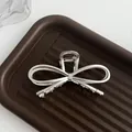 Pince à cheveux en métal argenté en forme de nœud avec finition polie lisse - Nœud Papillon Simple / Argent