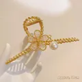 Pince à cheveux dorée en métal avec fleur en cristal et perle pendante, taille 11 cm - Gland en Perles et Strass (11cm)