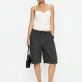 Detail van donkergrijze cargo shorts met elastische tailleband en grote zakken aan de zijkant - S / Grijs