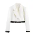 Blazer bianco corto con elegante pizzo nero su orlo e polsini, stile minimalista - XS / Top Bianco