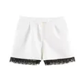 Dettaglio degli shorts crema a vita alta con elegante bordo in pizzo nero raffinato - XS / Pantaloncini Bianchi