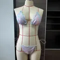 Detail eines rosa-blauen Spitzen-Bikinis mit verstellbaren Bändern und Neckholder - S / Himmelblau