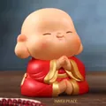 Süße Mönchsfigur in roter Robe betend auf einem Schreibtisch mit Zen-Perlen-Dekoration - Zen-Mönch Freier Stil (1234-2 Groß)