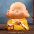 Süße Amitabha Buddha Dekofigur in gelber Robe mit Gebetskette Modell B - Amitābha-Mönch (1234-2 Groß)