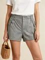 Detalle de pantalones cortos cargo grises de talle alto con cintura elástica y bolsillos - S / Gris