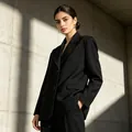 Vista detallada de la charretera con botón y solapa en una chaqueta blazer negra moderna - S / Negro