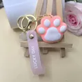 Vue détaillée du porte-clés patte de chat rose avec dragonne Lucky Day et fermoir doré - Rose