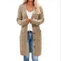 Lange khakifarbene Strickjacke für Damen mit Zopfmuster, Knöpfen und seitlichen Taschen - S / Khaki
