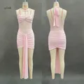 Voor- en achteraanzicht van een roze halterjurk met mesh-details en geplooide tailleband - S / Roze