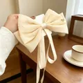 Eleganter beiger Haarclip mit großer Schleife, Bändern und goldenem Strass-Schmetterling - Schleife mit Metall-Schmetterling-Dekor / Weiß