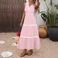 Abito lungo a righe rosa con scollo a V, dettagli in pizzo bianco e gonna a balze estiva - S / Rosa