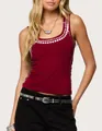 Detail van zilveren klinknagels op bordeauxrode slim-fit tanktop met ronde hals - S / Rood