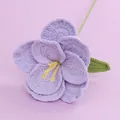Handgehäkelte Glockenblume aus hellviolettem Garn mit grünen Blättern für Deko - Lila