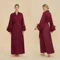 Lussuosa vestaglia in raso bordeaux con polsini in piuma e cintura coordinata - Taglia unica / Borgogna