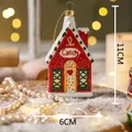 Roter Zuckerhaus Weihnachtsbaumschmuck mit weißem Glitzerschnee und goldener Schlaufe - Rotes Haus