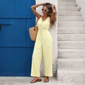 Hellgelber ärmelloser Jumpsuit mit V-Ausschnitt, Kordelzug und strukturierter Sommerware - S / Hellgelb