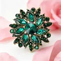 Broche fleur vintage avec cristaux verts colorés sur base en métal doré pour manteaux - Broche Florale Verte
