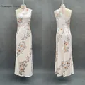 Detailweergave van champagne satijnen maxi-jurk met bloemenprint en één schouder - S / Champagne