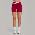 Dunkelrote Yoga-Shorts mit weißem V-Kreuzbund und praktischer Seitentasche für Sport - Retro Kupfer
