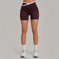 Dunkelviolette Yoga-Shorts mit hoher Taille, weißem V-Bund und praktischen Taschen - Parfüm-Lila